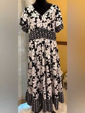Adrienne Vittadini Black & White Floral Smocked-Waist Dress